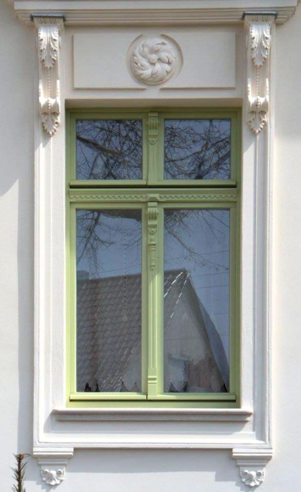 Heller Raum mit großen Fenstern von fenestra Berlin